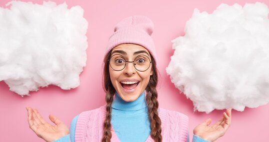 Junge Dame mit Brillen umgeben von Wolken