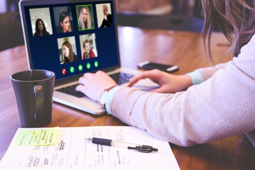 Frau am Laptop in einem Videocall