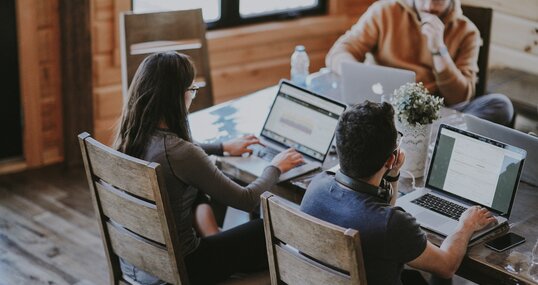 Coworking am Tisch mit Personen