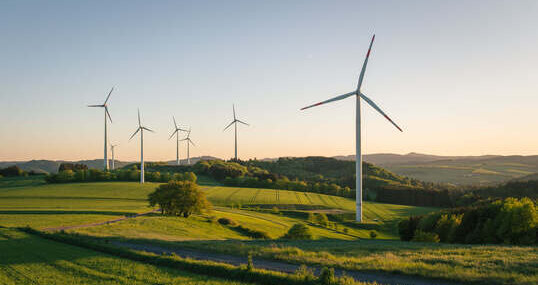 windkraftanlagen auf dem feld, erneuerbare energien, nachhaltigkeit, emissionen reduzieren, technologien