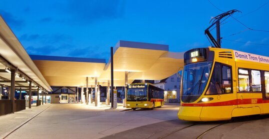 Straßenbahn und Bus von BLT Baselland Transport AG