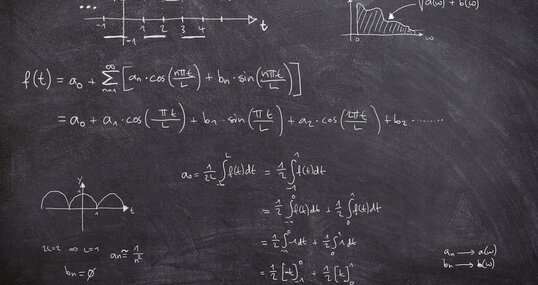 Tafel mit mathematischen Formeln